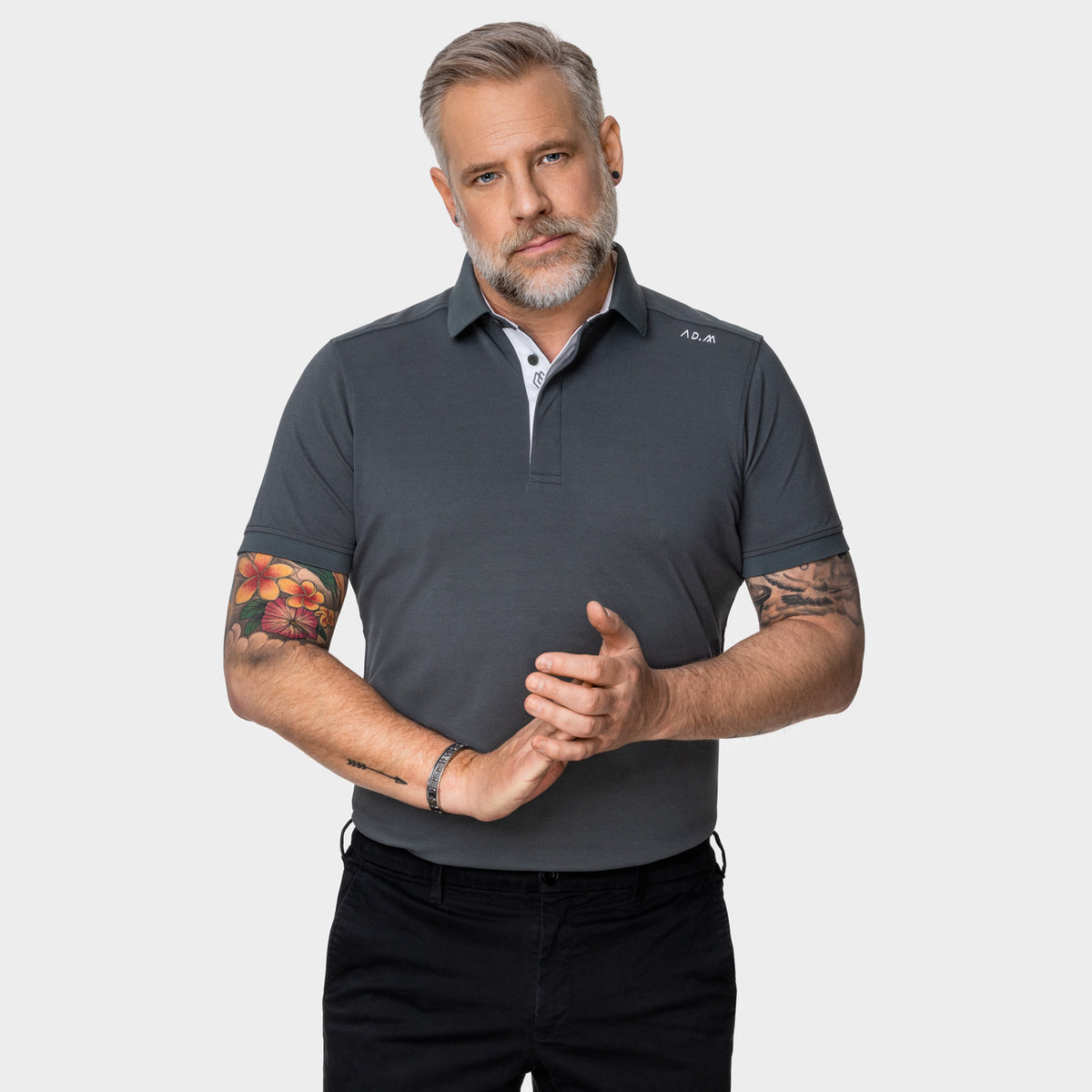 Detail eines hochwertigen AD.M Poloshirts